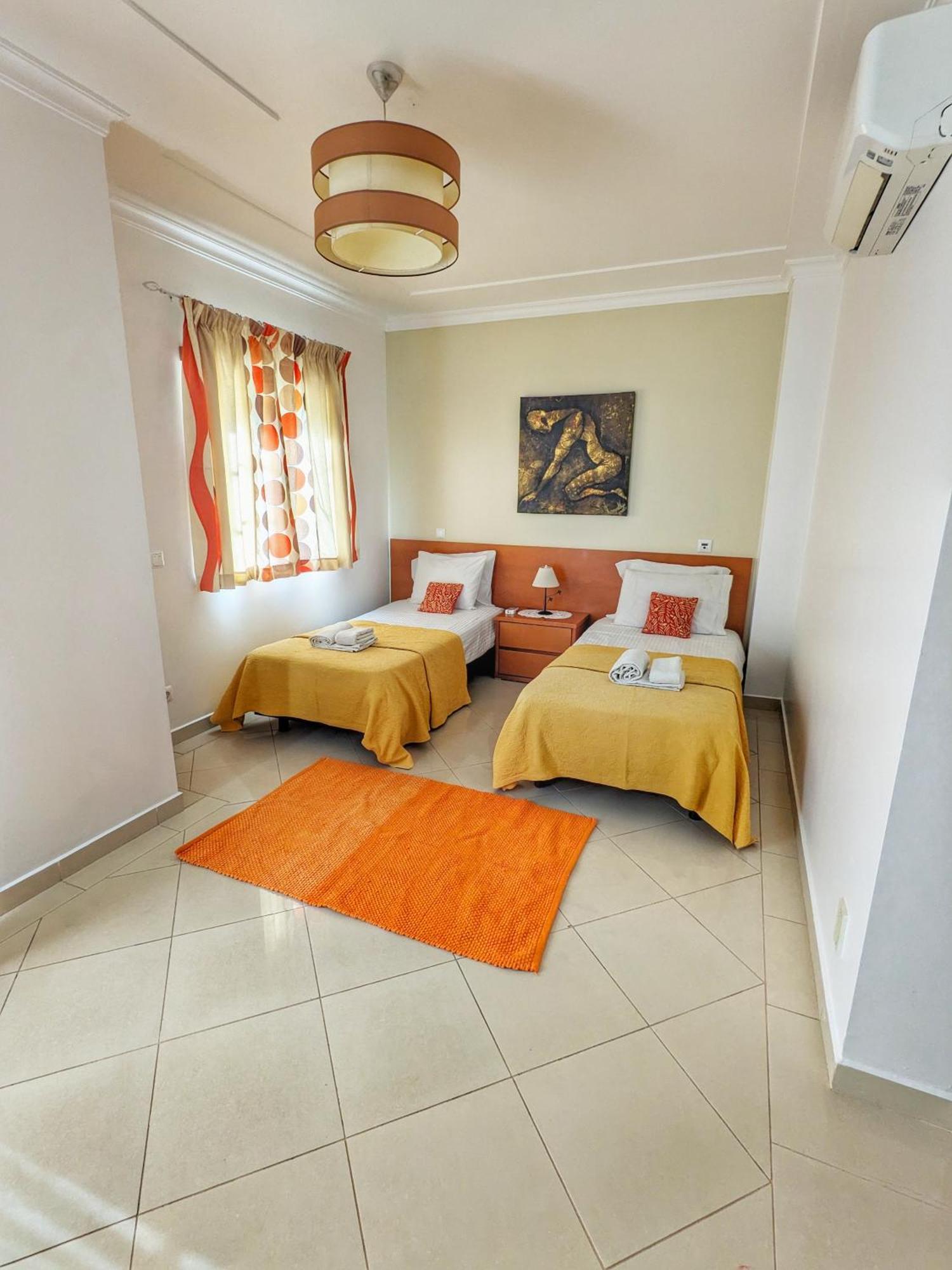 Farm Village- Townhouse 2 Mins From Old Town 알부페이라 외부 사진